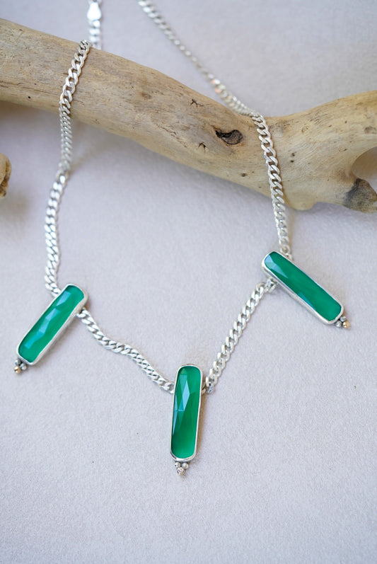 chain curb chain with three elongated green stones